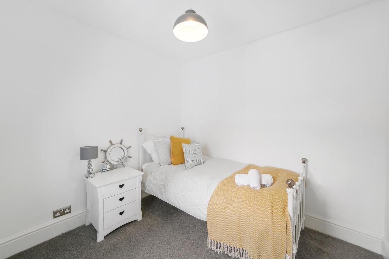 30 Percent Off! The Central Whitby Gem - 4 Bedrooms Екстер'єр фото